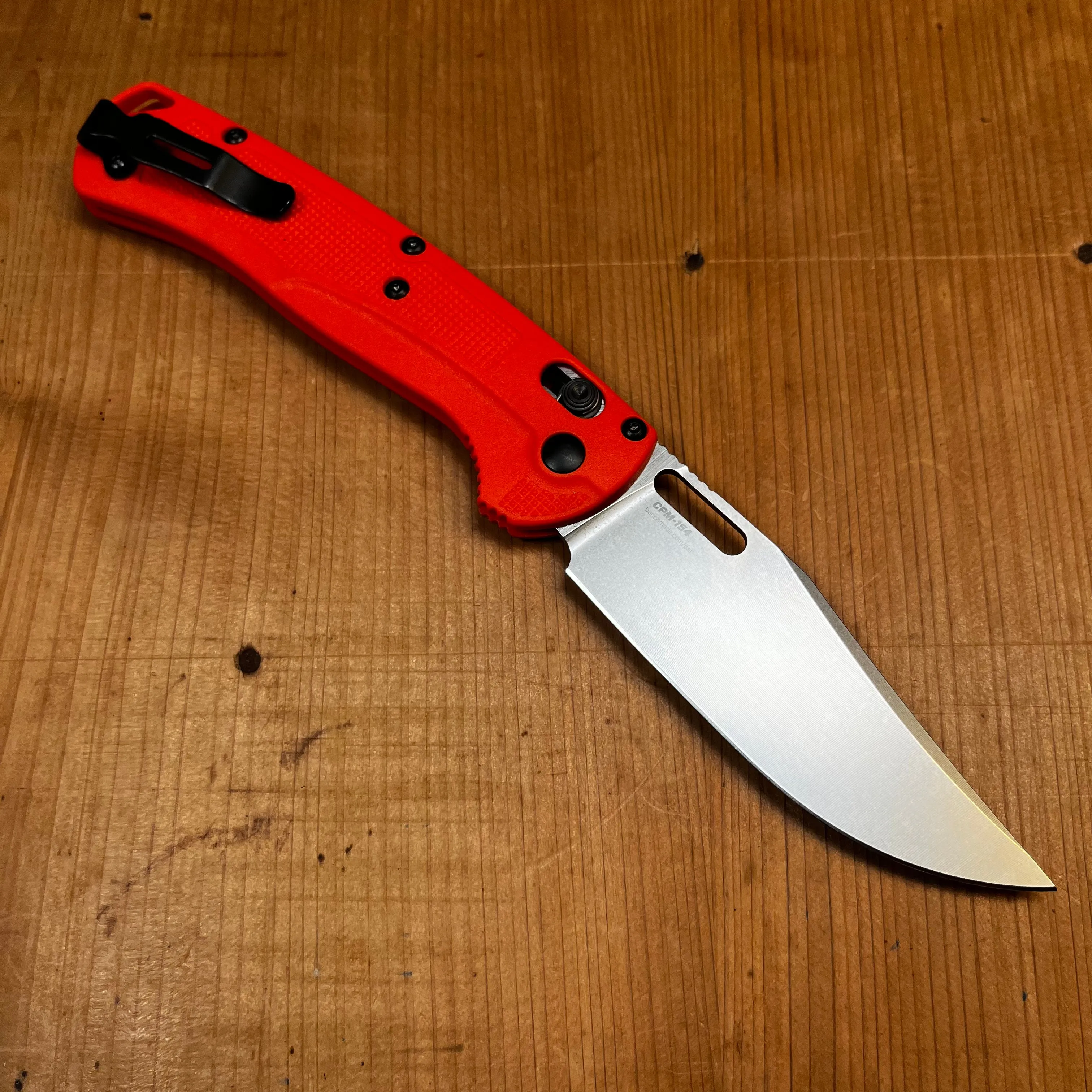 Benchmade 15535 Taggedout Clip Point CPM-154 AXIS Lock Orange Grivory Handle