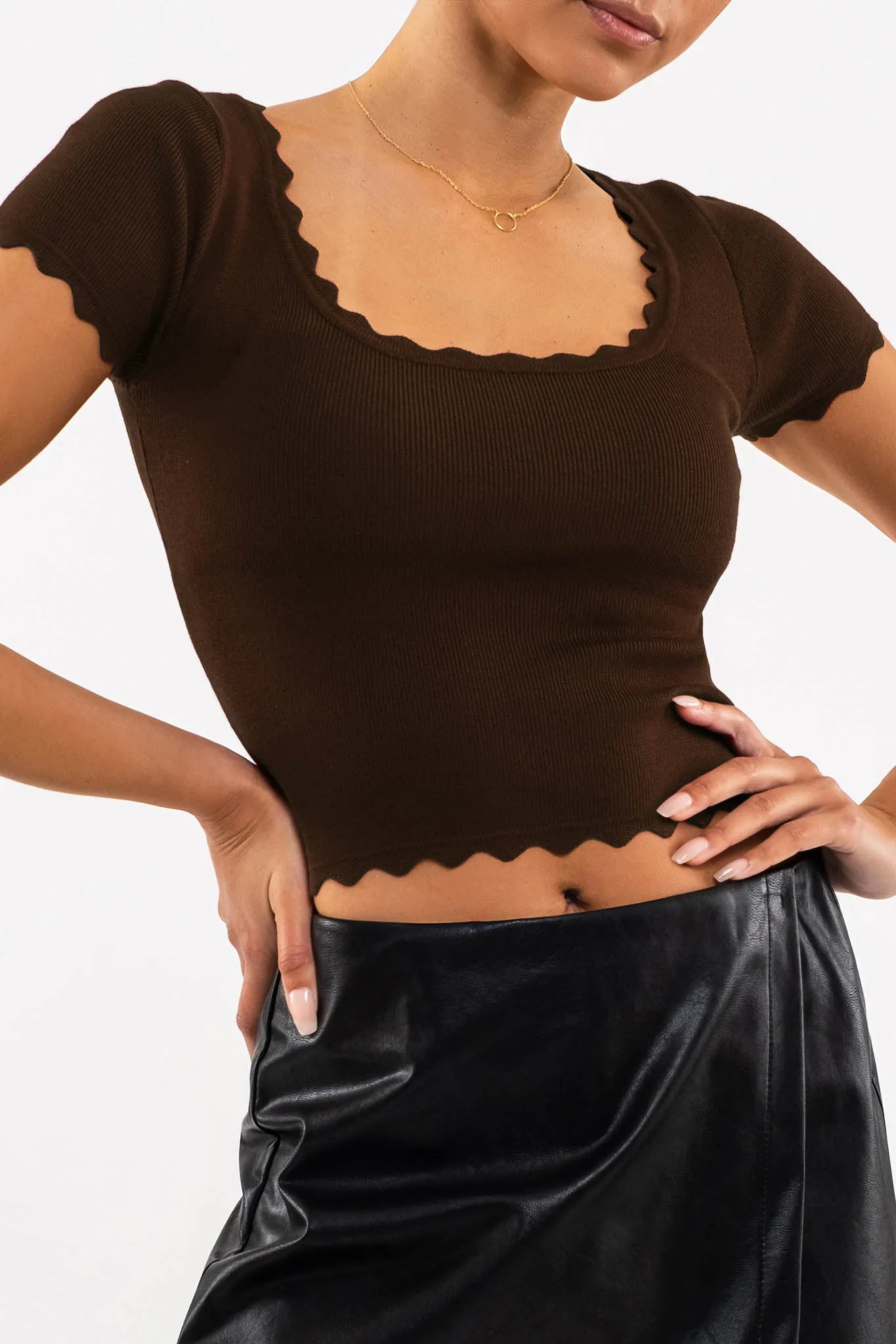 SCALLOP EDGE SWEATER KNIT TOP
