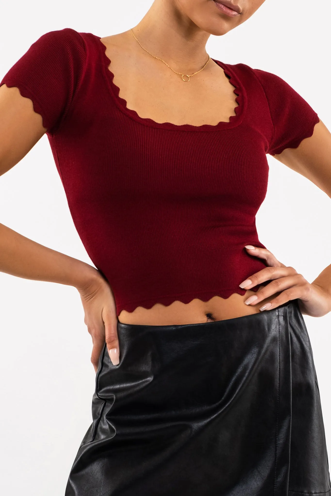 SCALLOP EDGE SWEATER KNIT TOP